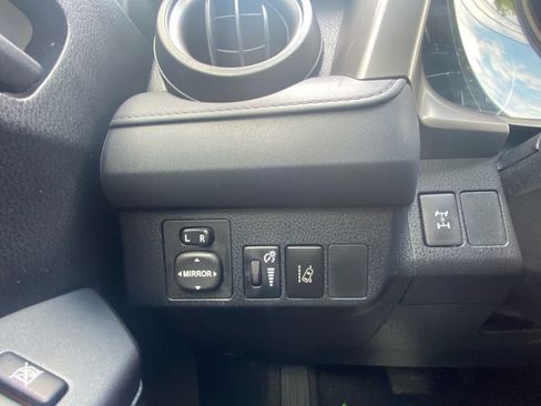 Used 2018 Toyota RAV4 LE w/ All Weather Liner Package AWD/4WD image 18