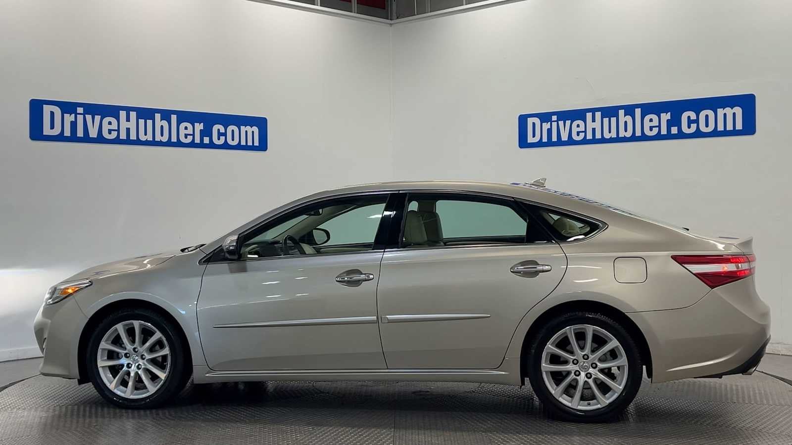 Used 2015 Toyota Avalon Limited w/ Technology Package FWD image 5