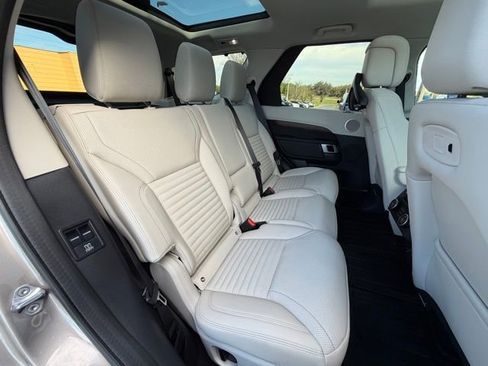 Used 2025 Land Rover Discovery Dynamic SE image 23