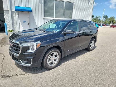 Used 2024 GMC Terrain SLE FWD image 1