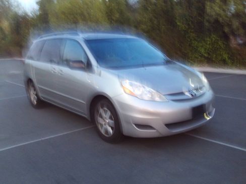 Used 2004 Toyota Sienna XLE FWD image 2