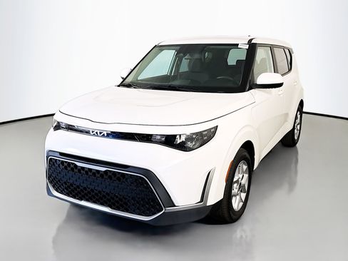 Used 2025 Kia Soul LX w/ LX Technology Package FWD image 4