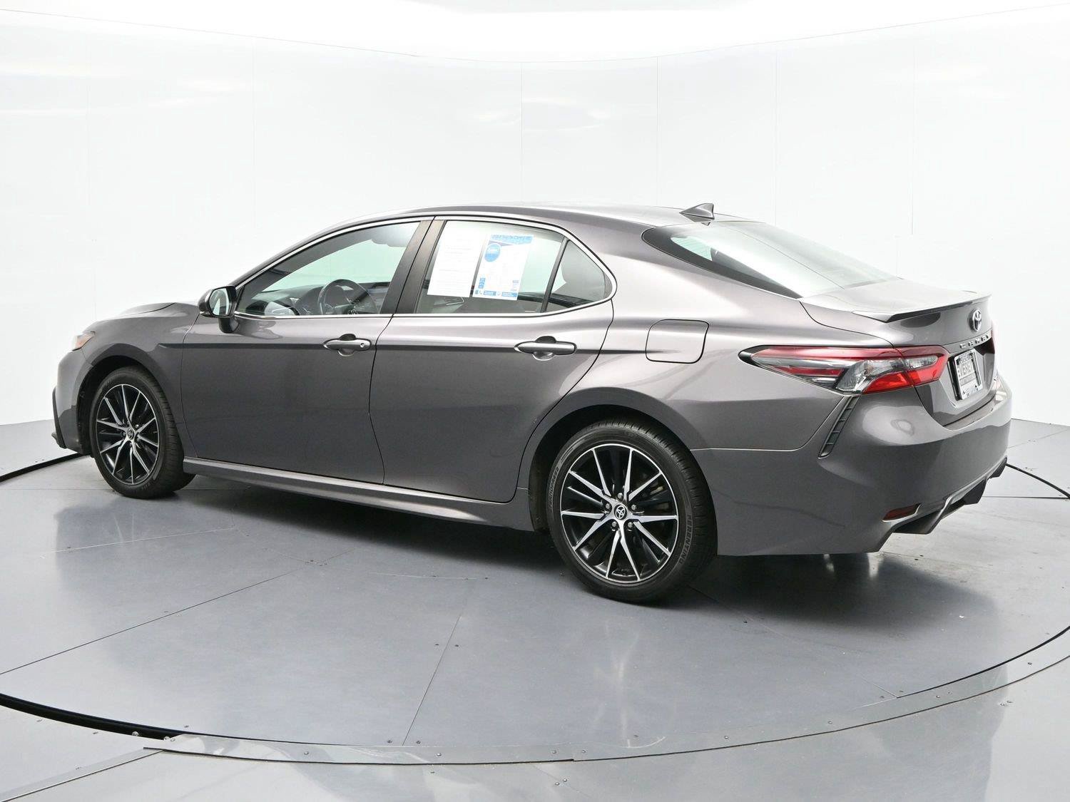 Used 2023 Toyota Camry SE FWD image 5