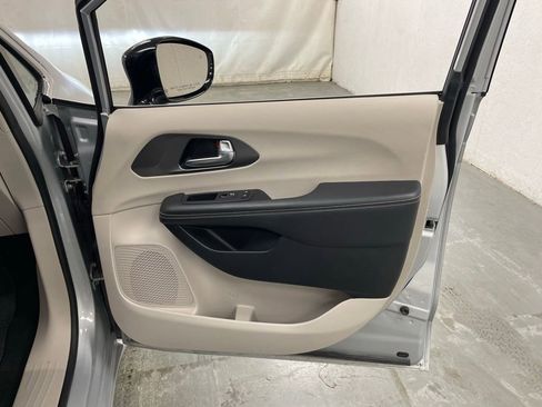 Used 2024 Chrysler Pacifica Touring-L image 10