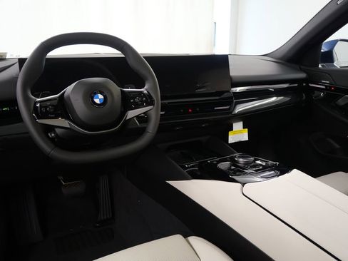 Used 2025 BMW 530i w/ Premium Package image 19