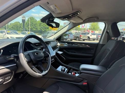 Used 2022 Jeep Grand Cherokee Laredo w/ Luxury Tech Group I AWD/4WD image 13