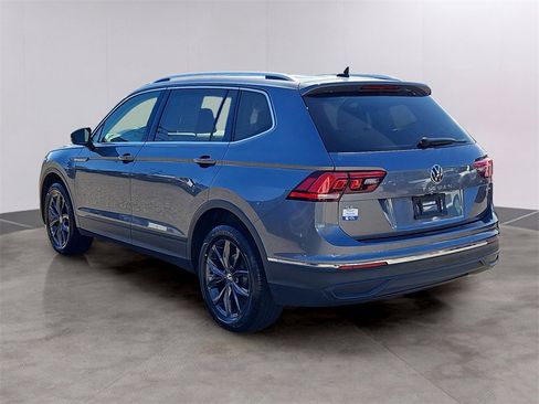 Used 2022 Volkswagen Tiguan SE w/ Panoramic Sunroof Package image 6