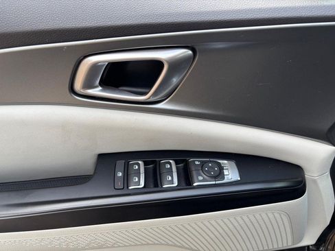 Used 2022 Kia Carnival LX FWD image 19