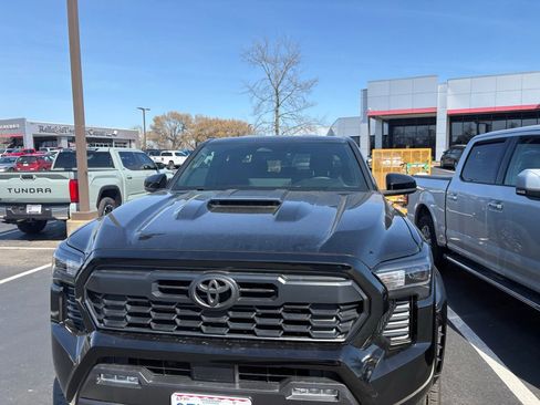 Used 2024 Toyota Tacoma TRD Sport AWD/4WD image 8
