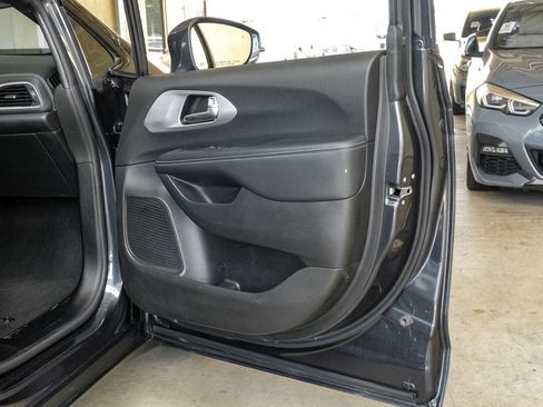 Used 2021 Chrysler Pacifica Touring-L w/ Uconnect Theater Family Group FWD image 60