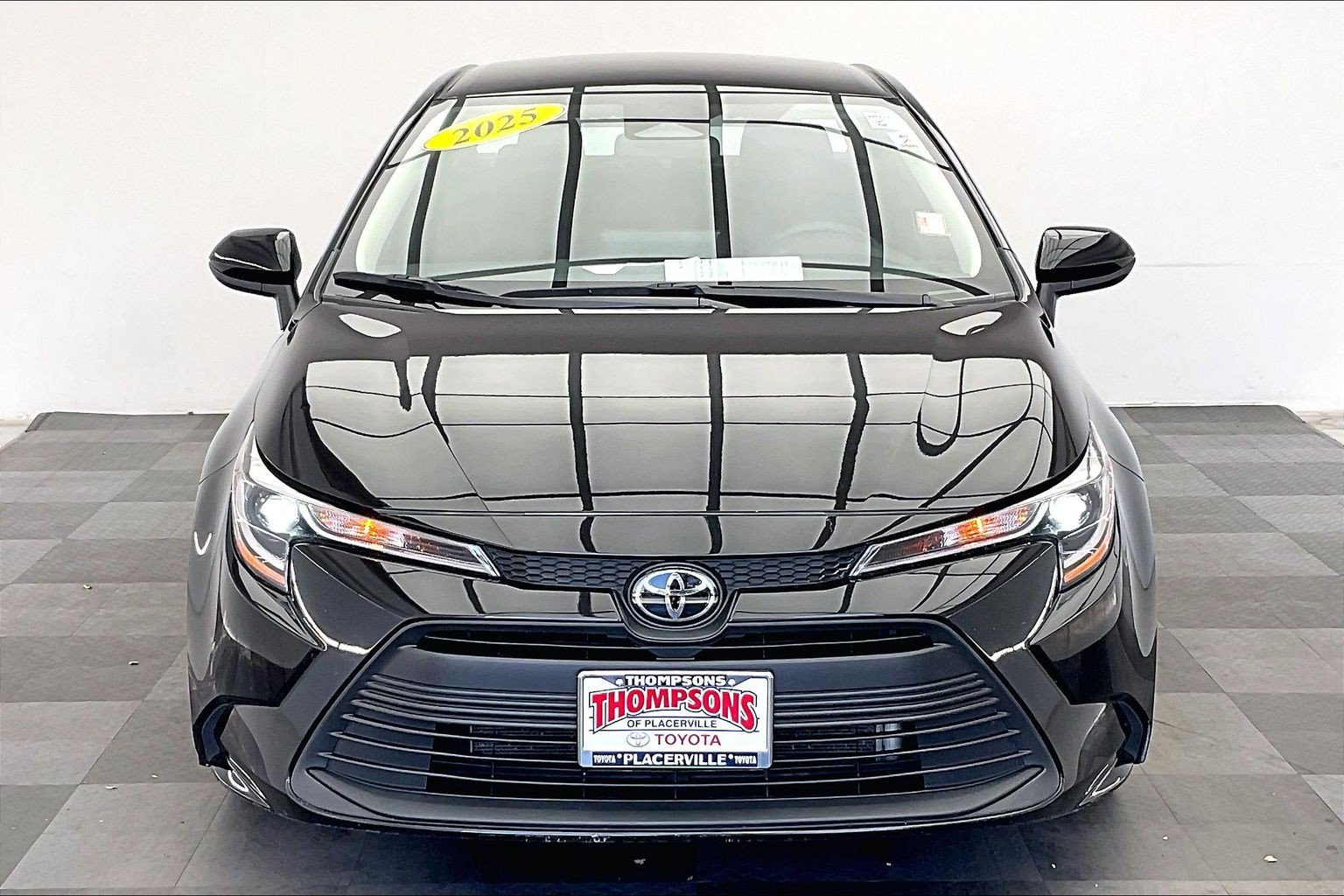 Used 2025 Toyota Corolla LE FWD image 2
