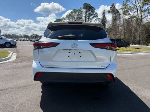 Used 2024 Toyota Highlander LE image 8