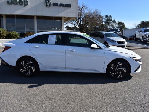 Used 2025 Hyundai Elantra SEL image 10