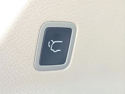 Used 2023 Chrysler Pacifica Touring-L FWD image 42