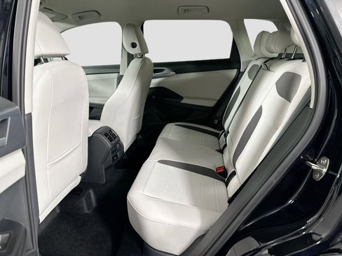 Certified 2025 Volkswagen Taos SE image 19