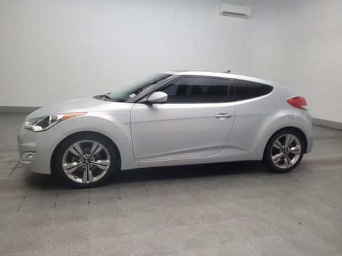 Used 2017 Hyundai Veloster Value Edition FWD image 2