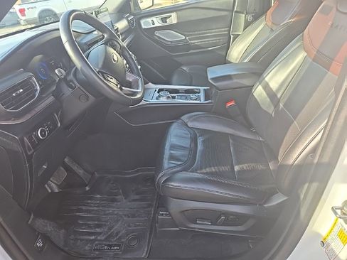 Used 2023 Ford Explorer Platinum w/ Technology Package image 12