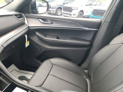 New 2025 Jeep Grand Cherokee L Limited w/ Luxury Tech Group II AWD/4WD image 17