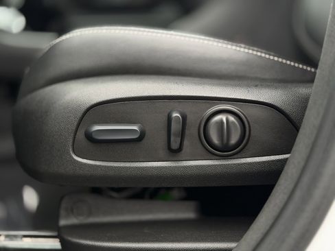 Used 2023 GMC Terrain SLT image 29