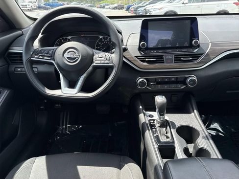 Used 2025 Nissan Altima 2.5 SV FWD image 8