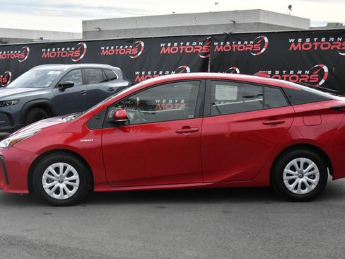 Used 2021 Toyota Prius LE image 4