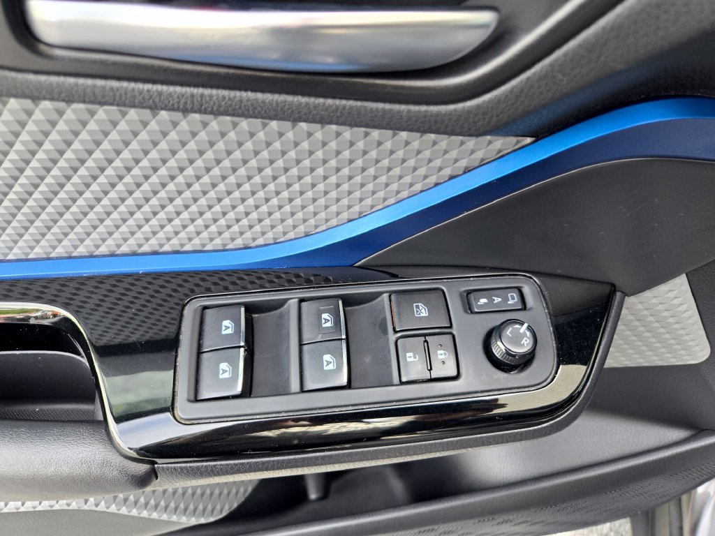 Used 2019 Toyota C-HR XLE FWD image 12