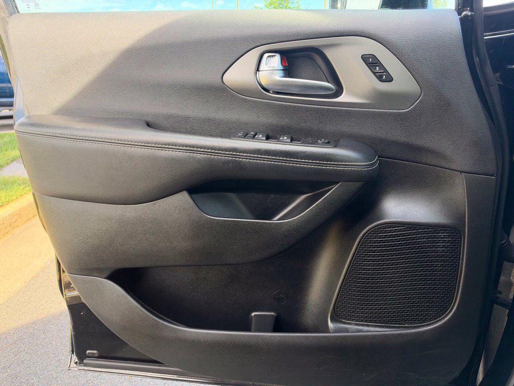 Used 2025 Chrysler Pacifica Select FWD image 32