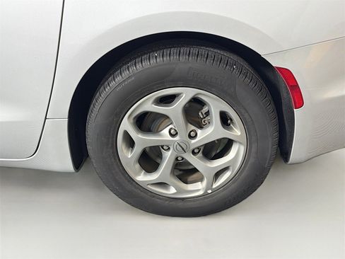 Used 2024 Chrysler Pacifica Limited image 33