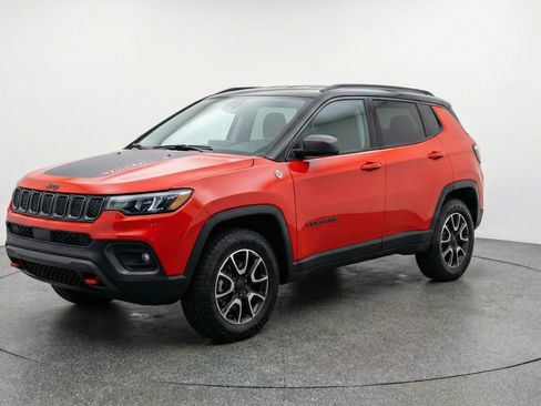 Used 2025 Jeep Compass Trailhawk AWD/4WD image 3