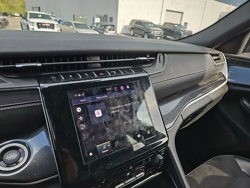 Used 2023 Jeep Grand Cherokee L Laredo image 18