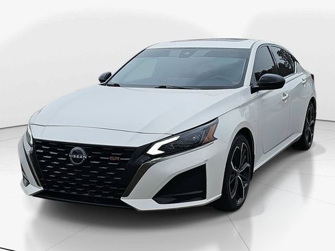 Used 2023 Nissan Altima 2.5 SR w/ SR Premium Package image 7