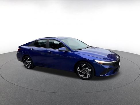 Used 2025 Hyundai Elantra SEL image 2