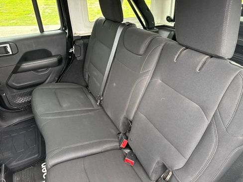 Used 2018 Jeep Wrangler Unlimited Sahara AWD/4WD image 29