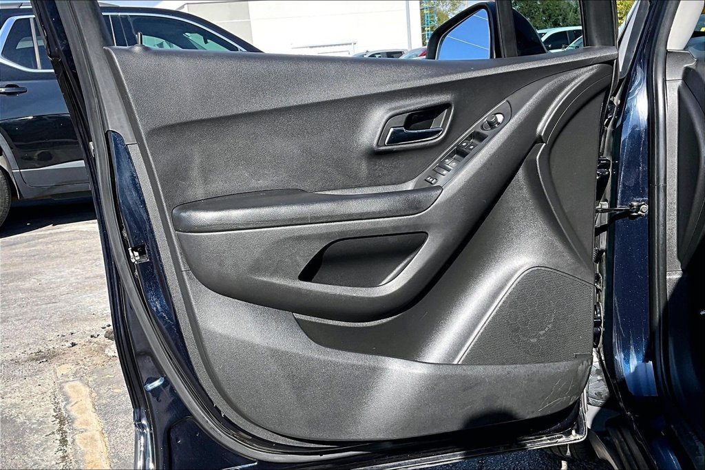 Used 2022 Chevrolet Trax LT w/ LT Convenience Package FWD image 21