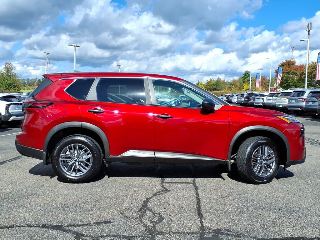 Used 2024 Nissan Rogue S AWD/4WD image 2