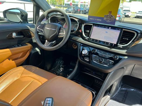 Used 2023 Chrysler Pacifica Pinnacle FWD image 85
