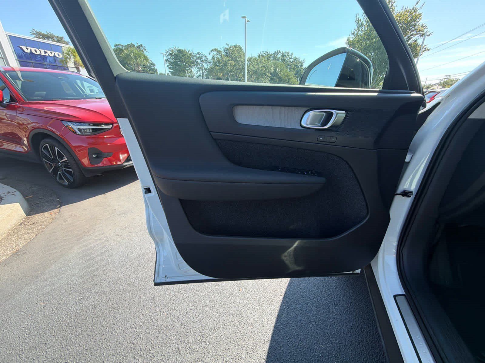Certified 2025 Volvo XC40 B5 Plus AWD/4WD image 23