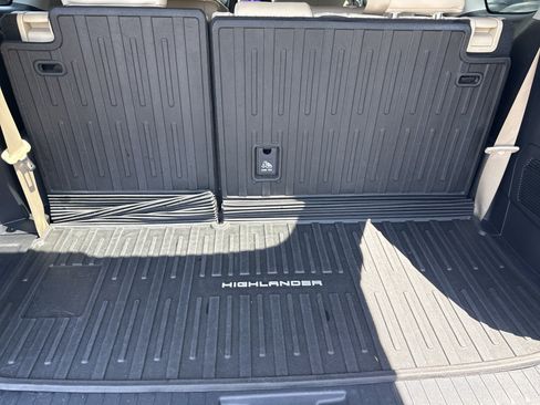 Used 2023 Toyota Highlander XLE FWD image 40