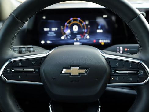 Used 2025 Chevrolet Equinox LT w/ Safety and Technology Package image 11