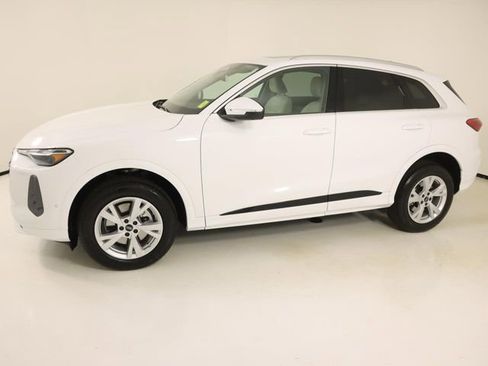Used 2025 Audi Q5 Premium w/ Convenience Package image 2