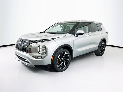 Used 2024 Mitsubishi Outlander SE Black Edition image 3