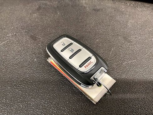 Used 2020 Chrysler Voyager L image 9