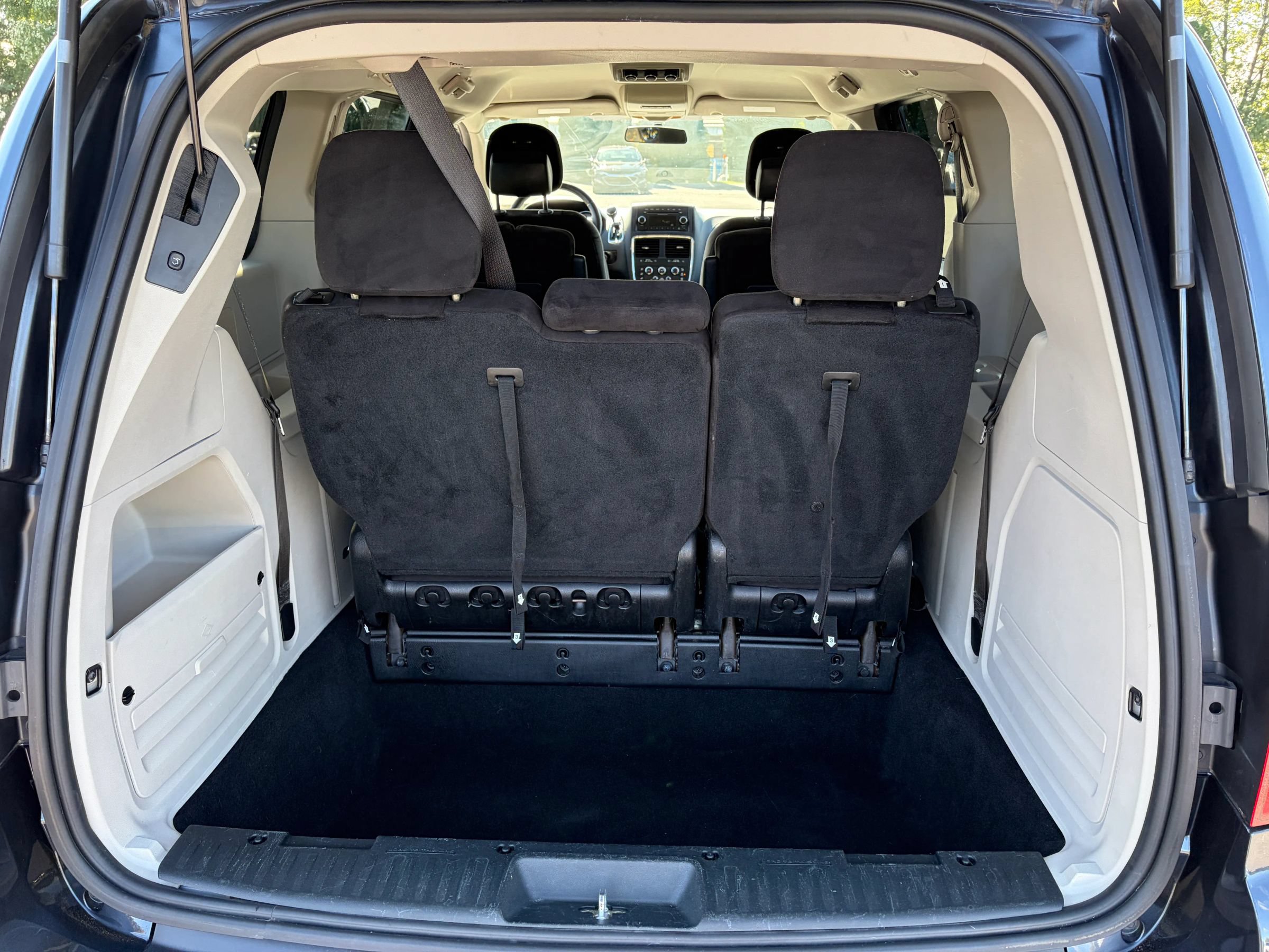 Used 2013 Dodge Grand Caravan SXT w/ Rear Park Assist Pkg FWD image 9
