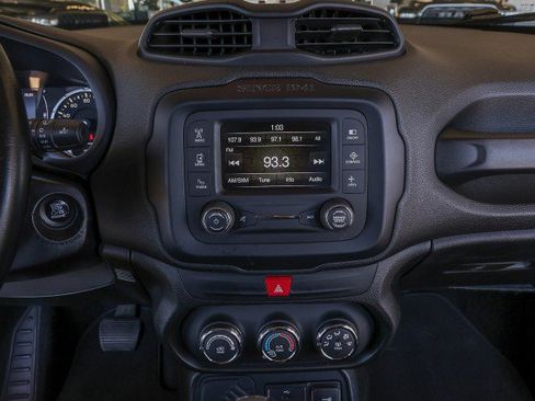 Used 2017 Jeep Renegade Latitude FWD image 13