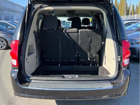 Used 2018 Dodge Grand Caravan SE w/ UConnect Hands-Free Group image 5