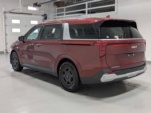 Used 2025 Kia Carnival FWD image 10