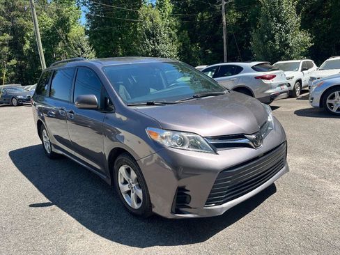 Used 2019 Toyota Sienna LE FWD image 11