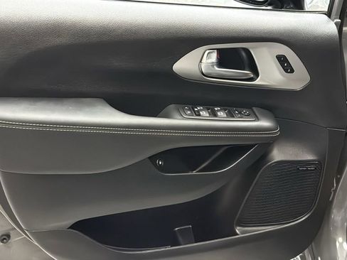 Used 2023 Chrysler Pacifica Limited w/ Uconnect Theater Family Group FWD image 19