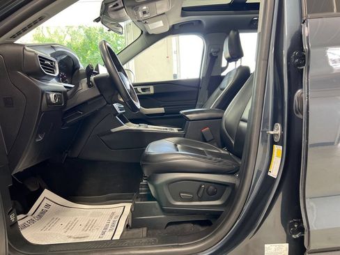 Used 2022 Ford Explorer XLT w/ Equipment Group 202A AWD/4WD image 17