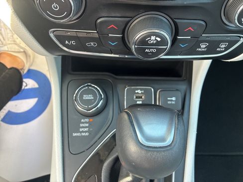 Used 2019 Jeep Cherokee Limited image 23